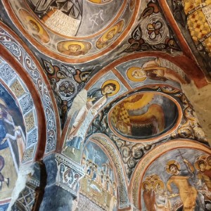 L'église sombre ("Dark Church", "Karanlık Kilise") est l'église rupestre la plus célèbre de Cappadoce.  Elle se trouve à l'intérieur du musée en plein air de Göreme et témoigne de la présence chrétienne au milieu du XIe siècle. Après de nombreuses allées et venues - et bien des péripéties - les peintures ont été restaurées dans les annees 1980. #turkey #cappadocia #göreme